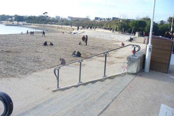 spgm-1.4.7/gal/Galeries/spots/street/17/la_rochelle/Rail de la plage.jpg